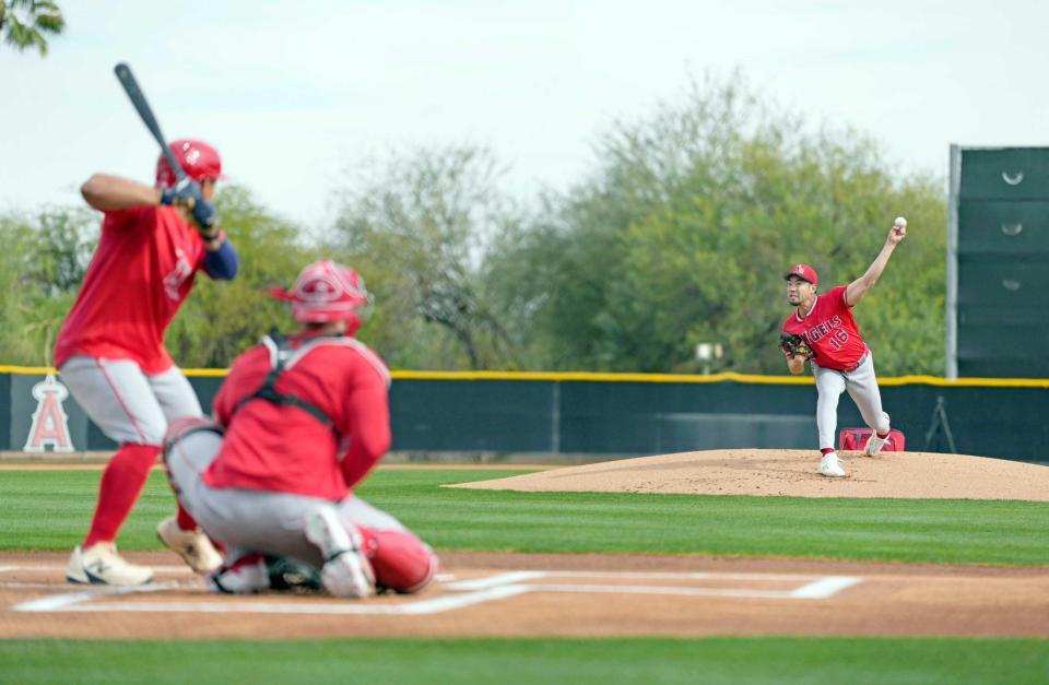 　キャンプ初日、実戦形式の練習に登板した菊池（共同）