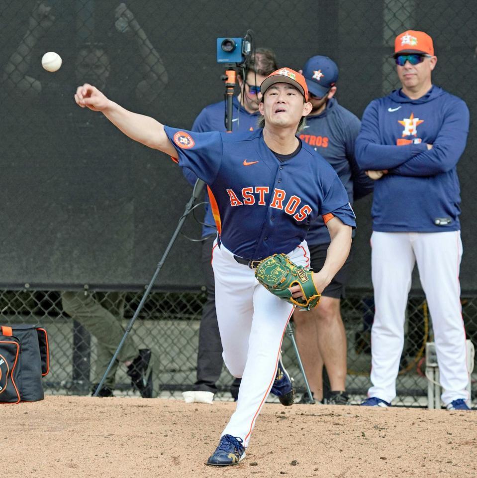 　ブルペンで投球練習する今井（共同）