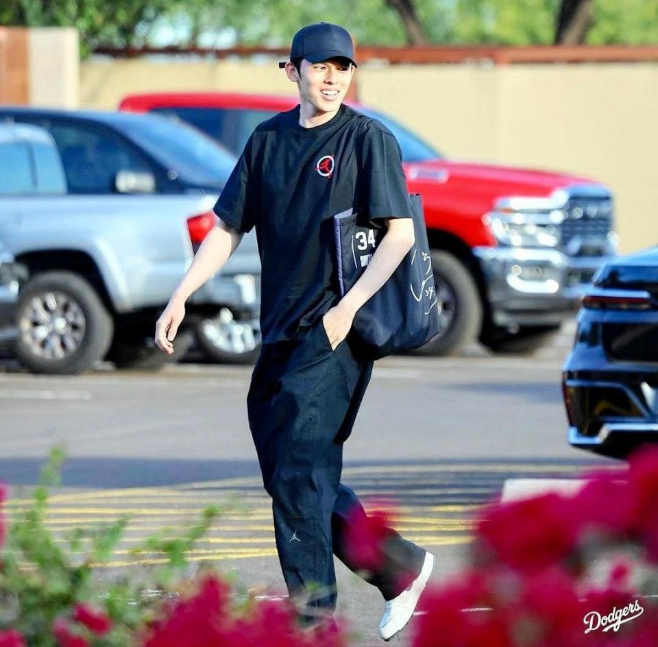 　キャンプ施設に入る佐々木朗希（ロサンゼルス・ドジャース提供）