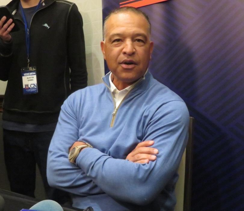 報道陣の質問に答えるロバーツ監督（撮影・小林信行）