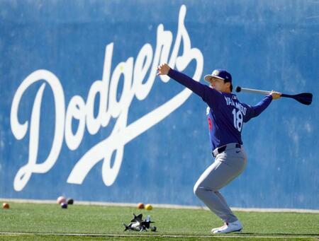 　やり投げで調整する山本（共同）