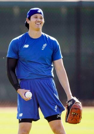 　練習中に笑顔を見せる大谷（共同）