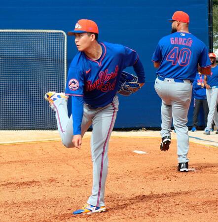 　ブルペンで投球練習する千賀（共同）