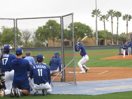 大谷（背番号17）と佐々木（同11）が見つめる中、投球する山本（打者は金慧成、撮影・小林信行）