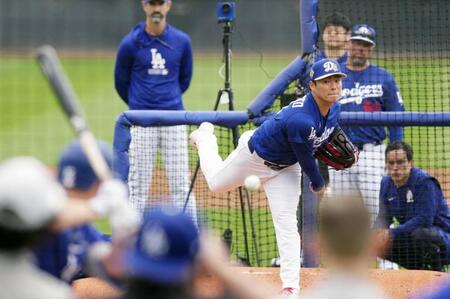 　実戦形式に登板したドジャース・山本＝グレンデール（共同）