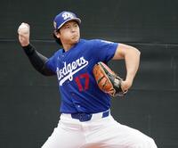 　ブルペンで投球練習するドジャース・大谷＝グレンデール（共同）