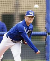 　実戦形式に登板したドジャース・山本＝グレンデール（共同）