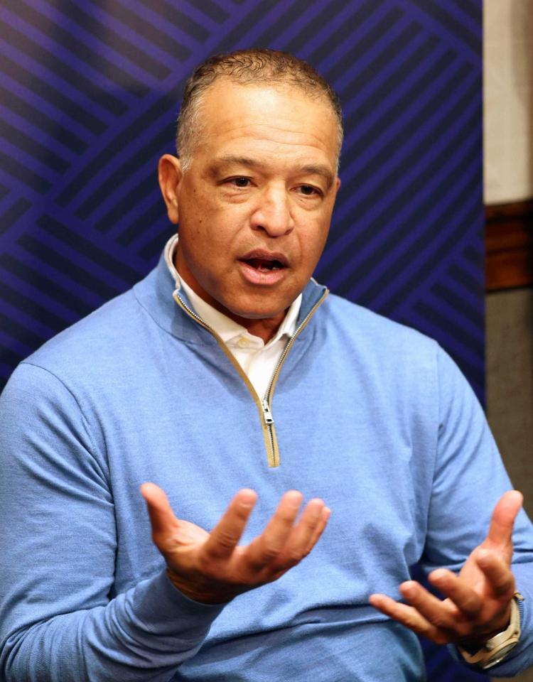 　記者の質問に答えるロバーツ監督（共同）