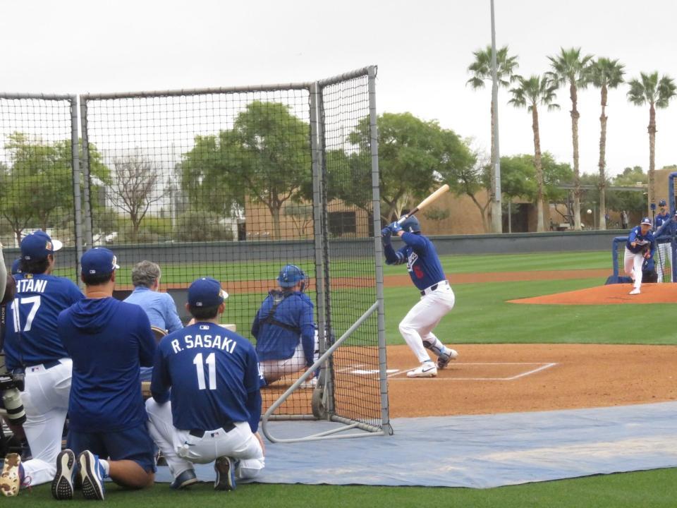 大谷（背番号17）と佐々木（同11）が見つめる中、投球する山本（打者は金慧成、撮影・小林信行）