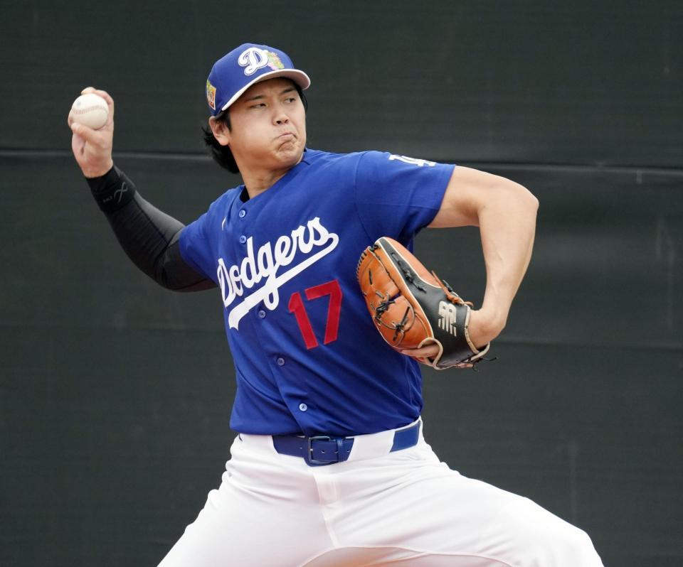 　ブルペンで投球練習するドジャース・大谷＝グレンデール（共同）