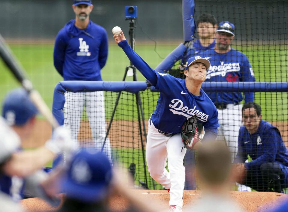 　実戦形式に登板したドジャース・山本＝グレンデール（共同）