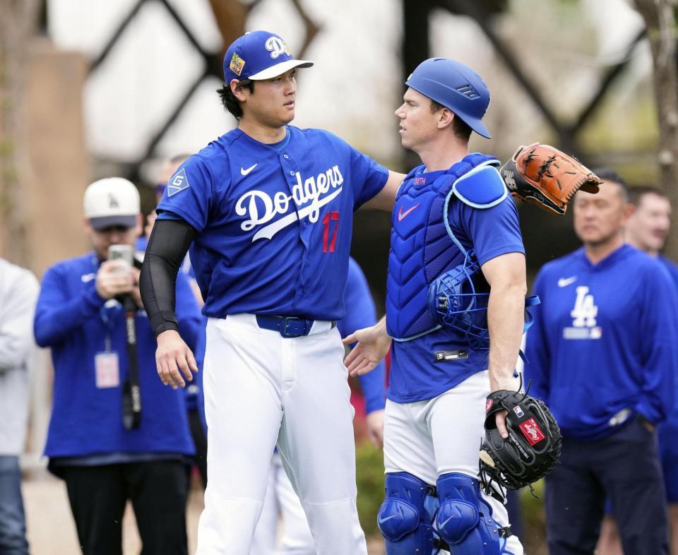 　ブルペンでの投球練習を終え、捕手スミス（右）と言葉を交わすドジャース・大谷＝グレンデール（共同）