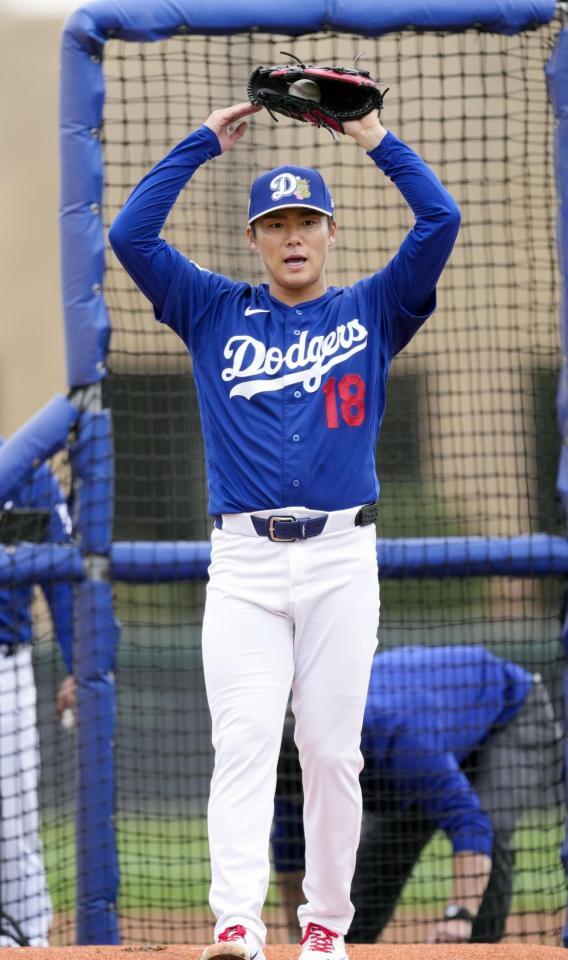 　実戦形式に登板したドジャース・山本＝グレンデール（共同）