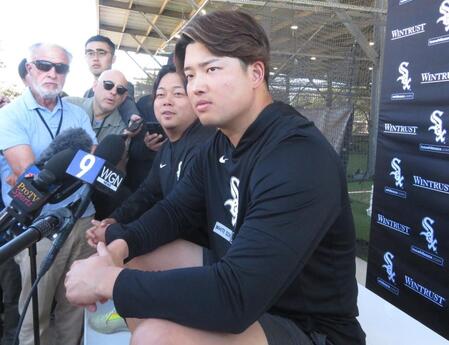 報道陣の質問に答える村上（撮影・小林信行）