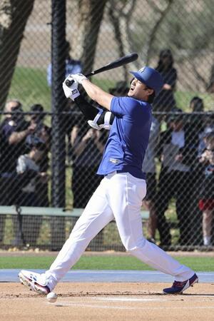 　実戦形式の打撃練習を行うドジャース・大谷＝グレンデール（共同）