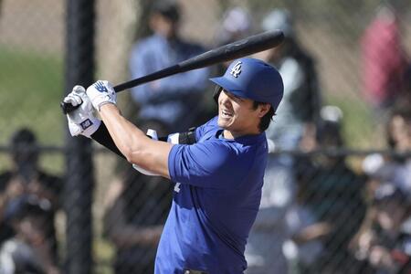 　実戦形式の打撃練習を行うドジャース・大谷＝グレンデール（共同）