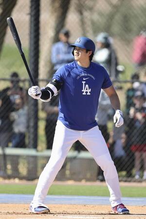 　実戦形式の打撃練習を行うドジャース・大谷＝グレンデール（共同）