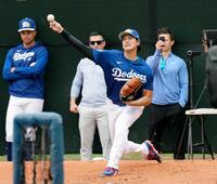 　キャンプ初日、ブルペンで投球練習するドジャースの大谷（共同）