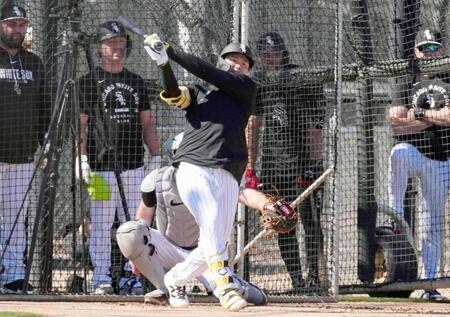 　実戦形式の練習を行う村上（共同）