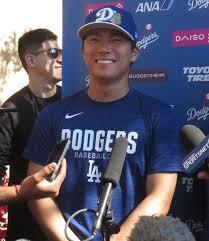 報道陣の質問に笑顔を見せる山本（撮影・小林信行）