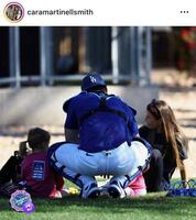 カラ・スミスさんのインスタグラム（ｃａｒａｍａｒｔｉｎｅｌｌｓｍｉｔｈ）より