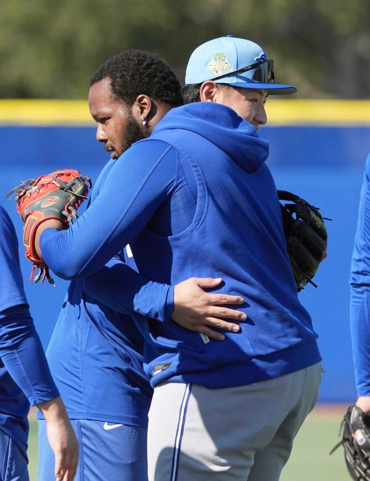 　ゲレロ（右）とハグを交わす岡本（共同）