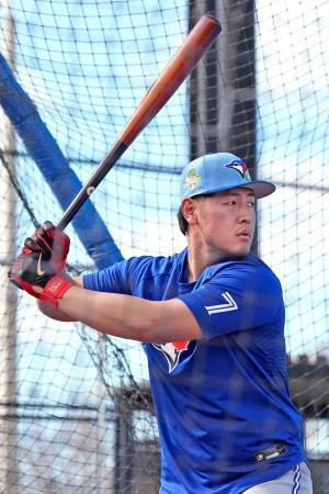 　フリー打撃を行うブルージェイズ・岡本＝ダンイーデン（共同）