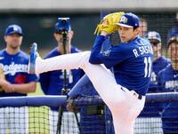 　実戦形式の練習に登板した佐々木（共同）