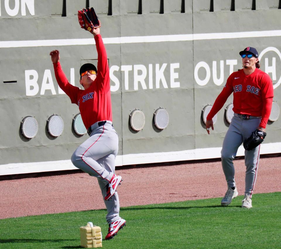 　守備練習をする吉田＝共同