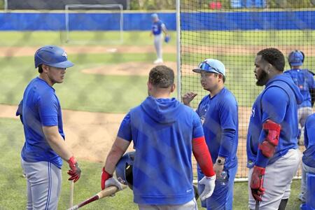 実戦形式の練習の合間に、ゲレロ（右端）らと言葉を交わす岡本（左端）＝共同