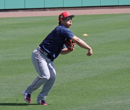 守備練習する吉田（共同）