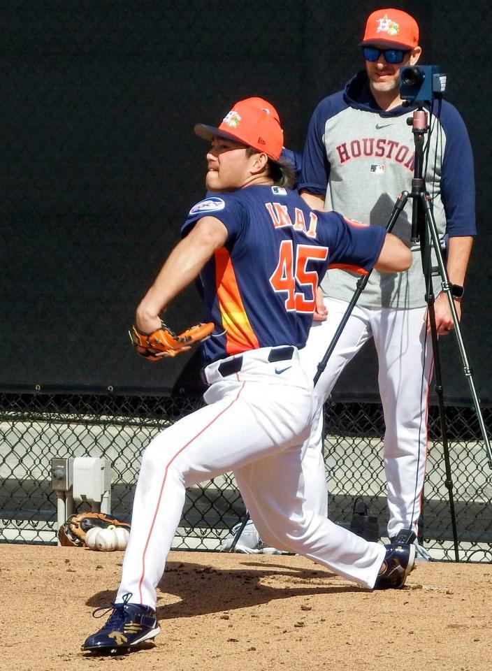 　ブルペンで投球練習する今井（共同）