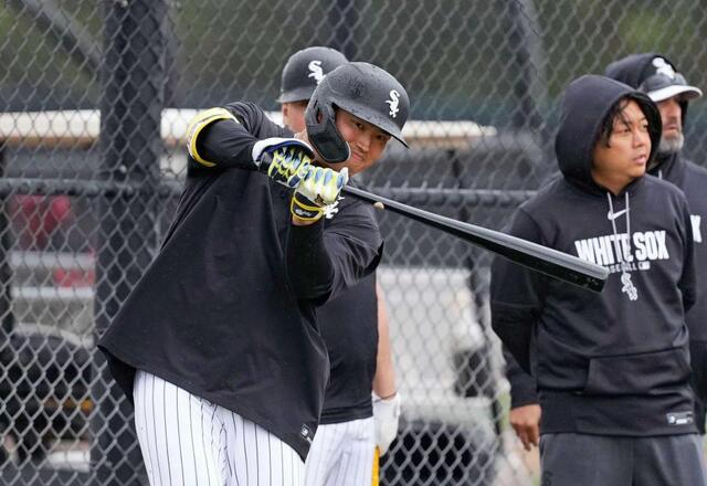 　実戦形式の練習の合間に素振りをするホワイトソックス・村上（共同）