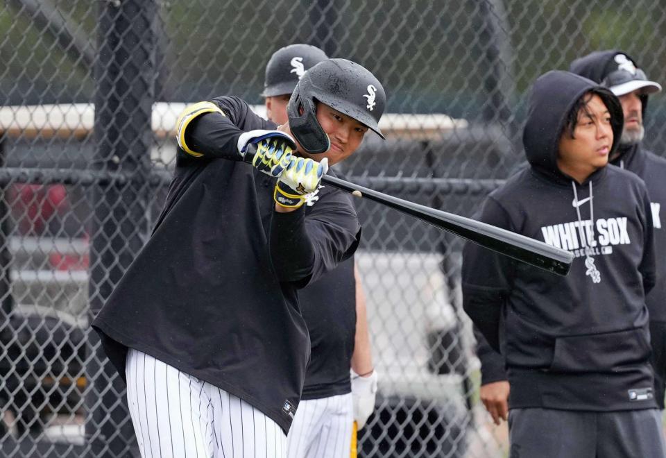 　実戦形式の練習の合間に素振りをするホワイトソックス・村上（共同）