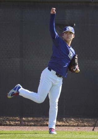 　遠投するドジャース・山本＝グレンデール（共同）