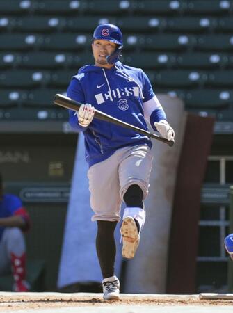 　実戦形式の練習をするカブス・鈴木＝メサ（共同）