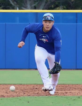 　守備練習をするブルージェイズ・岡本＝ダンイーデン（共同）