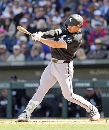 　カブス戦の３回、中前打を放つ村上＝メサ（共同）