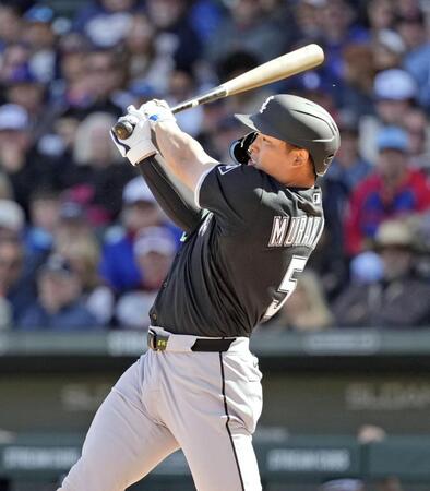 　カブス戦の３回、中前打を放つ村上＝メサ（共同）