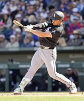 　カブス戦の３回、中前打を放つ村上＝メサ（共同）