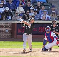 　カブス戦の４回、２点二塁打を放つ村上＝メサ（共同）