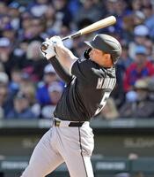 　カブス戦の３回、中前打を放つ村上＝メサ（共同）