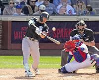 　カブス戦の４回、２点二塁打を放つ村上＝メサ（共同）