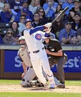 　ホワイトソックス戦の１回、ソロ本塁打を放つ鈴木＝メサ（共同）