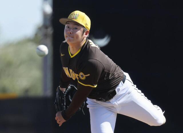 　実戦形式に登板したパドレス・松井＝ピオリア（共同）