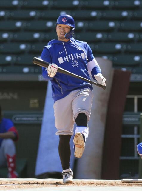 　実戦形式の練習をするカブス・鈴木＝メサ（共同）