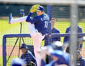 　実戦形式に登板したドジャース・佐々木はフリーマンに投げ込む（共同）
