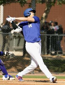 　実戦形式の練習で安打性の当たりを放つドジャース・大谷＝グレンデール（共同）