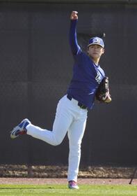 　遠投するドジャース・山本＝グレンデール（共同）