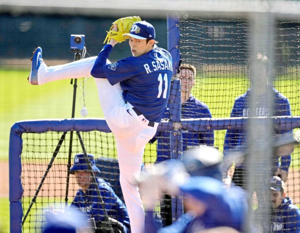 　実戦形式に登板したドジャース・佐々木はフリーマンに投げ込む（共同）